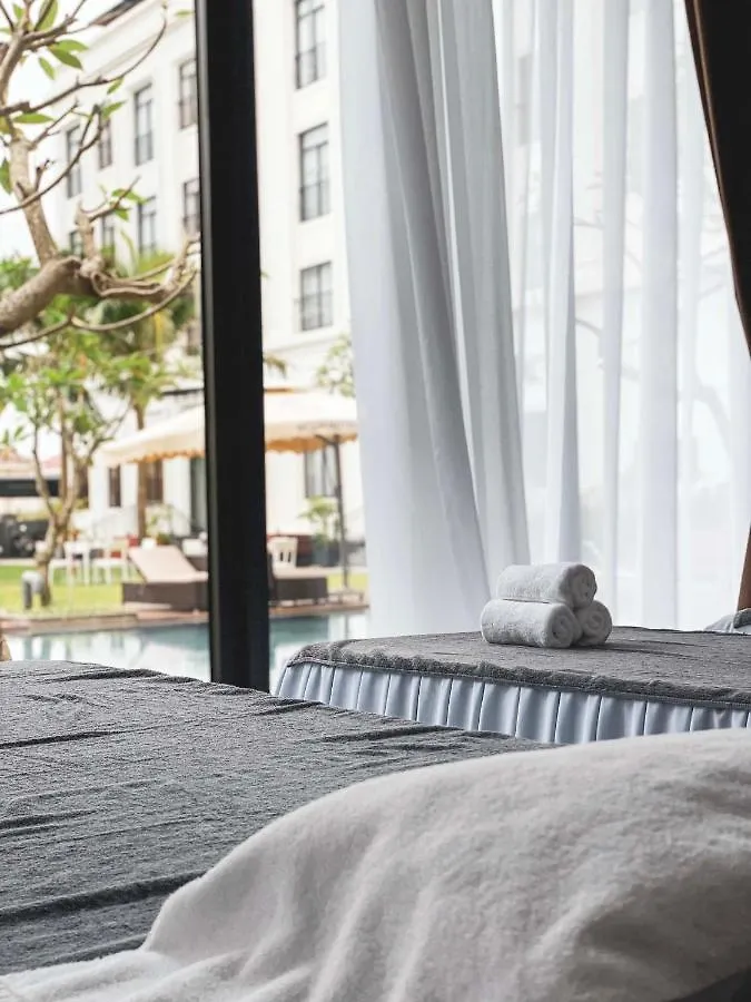 Nesta Hotel Дананг